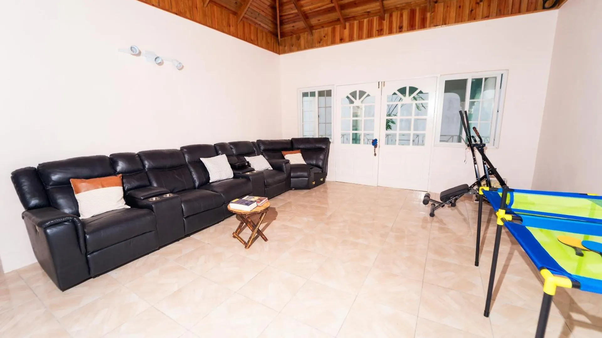 Belle Air Seaview : The Master Apartment Browns Town